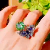 Bague cocktail papillon portée, grosse pierre vert menthe et papillon pavé de pierres bleues