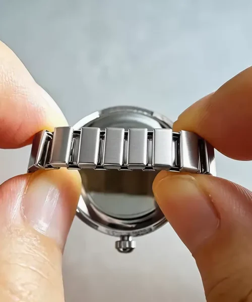 Bague montre papillon portée au doigt, mini montre anneau