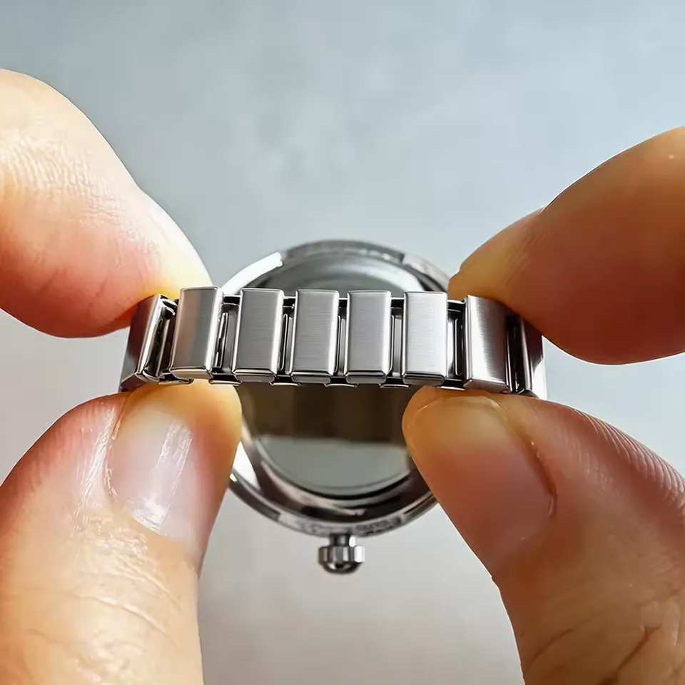 Bague montre papillon portée au doigt, mini montre anneau