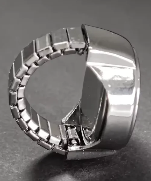 Bague montre papillon portée au doigt, mini montre anneau