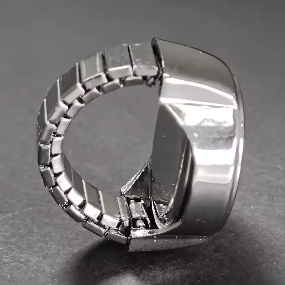 Bague montre papillon portée au doigt, mini montre anneau
