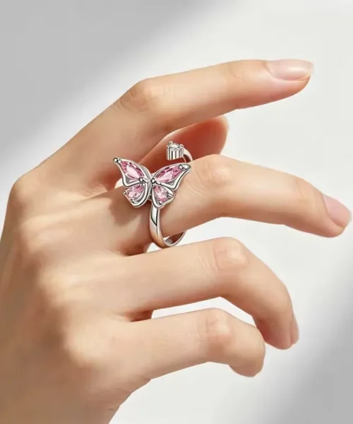 Bague papillon anti-stress portée au doigt