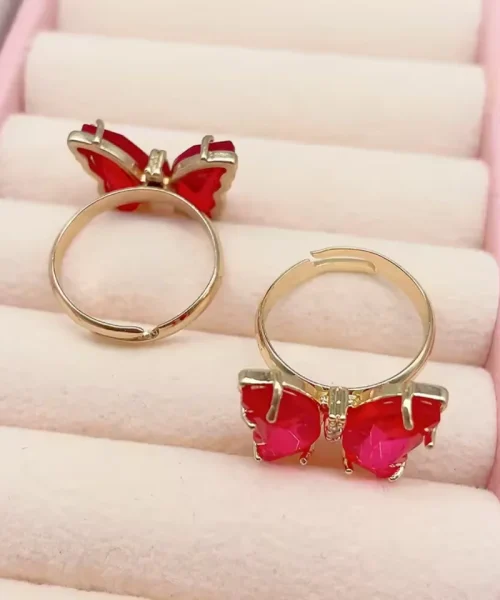 Bague papillon cristal, anneau doré ouvert et réglable vu de profil
