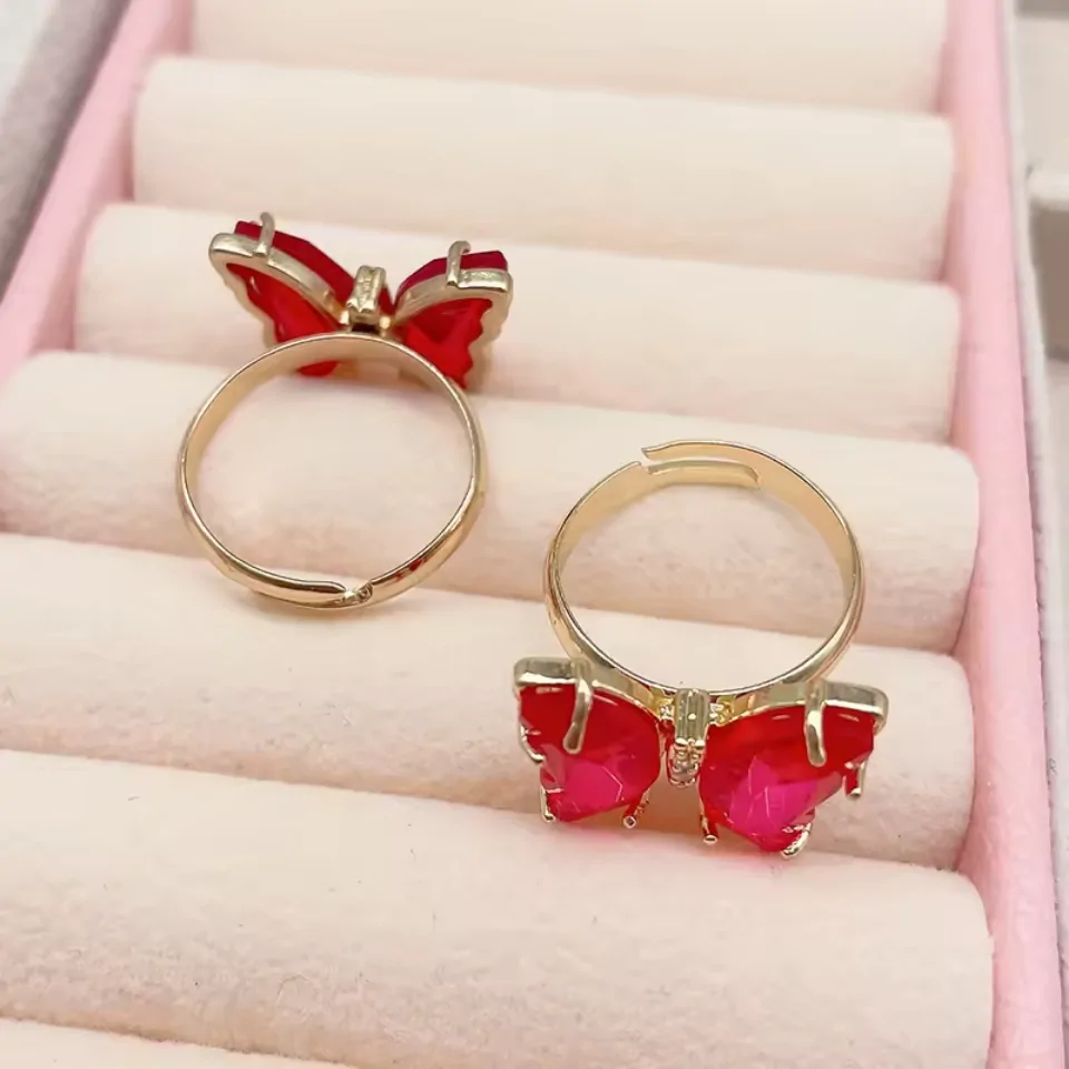 Bague papillon cristal, anneau doré ouvert et réglable vu de profil