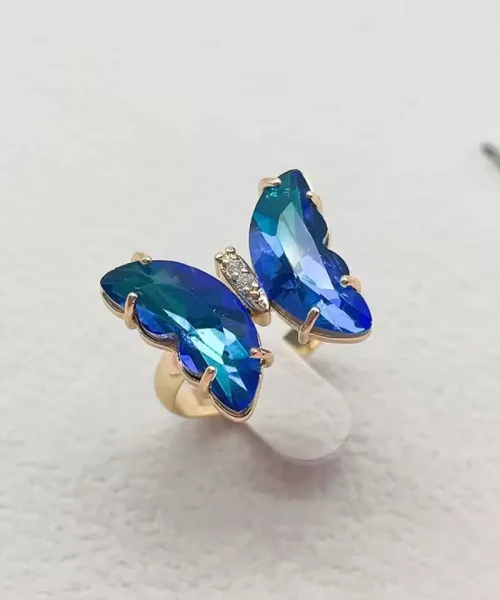 Bague papillon cristal bleu, ailes en verre facetté sur anneau doré
