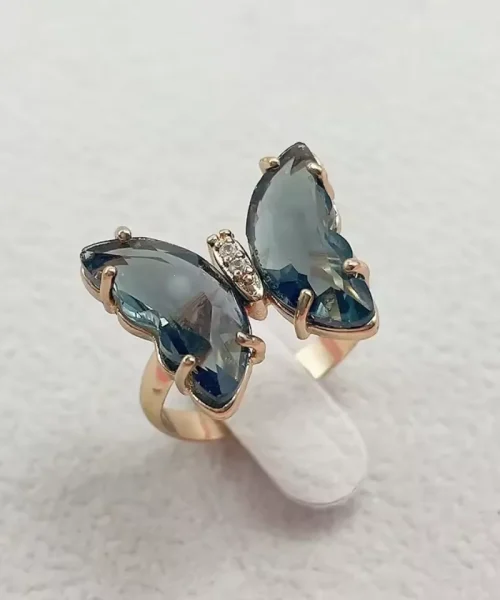Bague papillon cristal bleu gris, ailes en verre facetté sur anneau doré