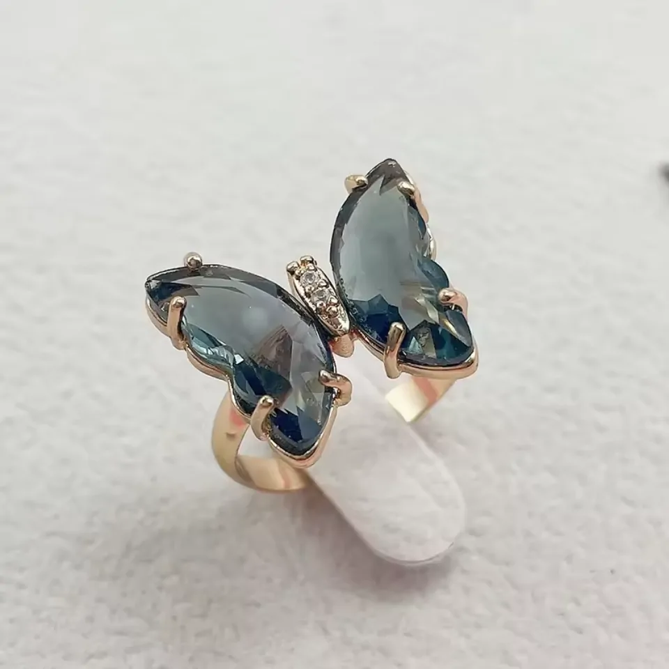 Bague papillon cristal bleu gris, ailes en verre facetté sur anneau doré