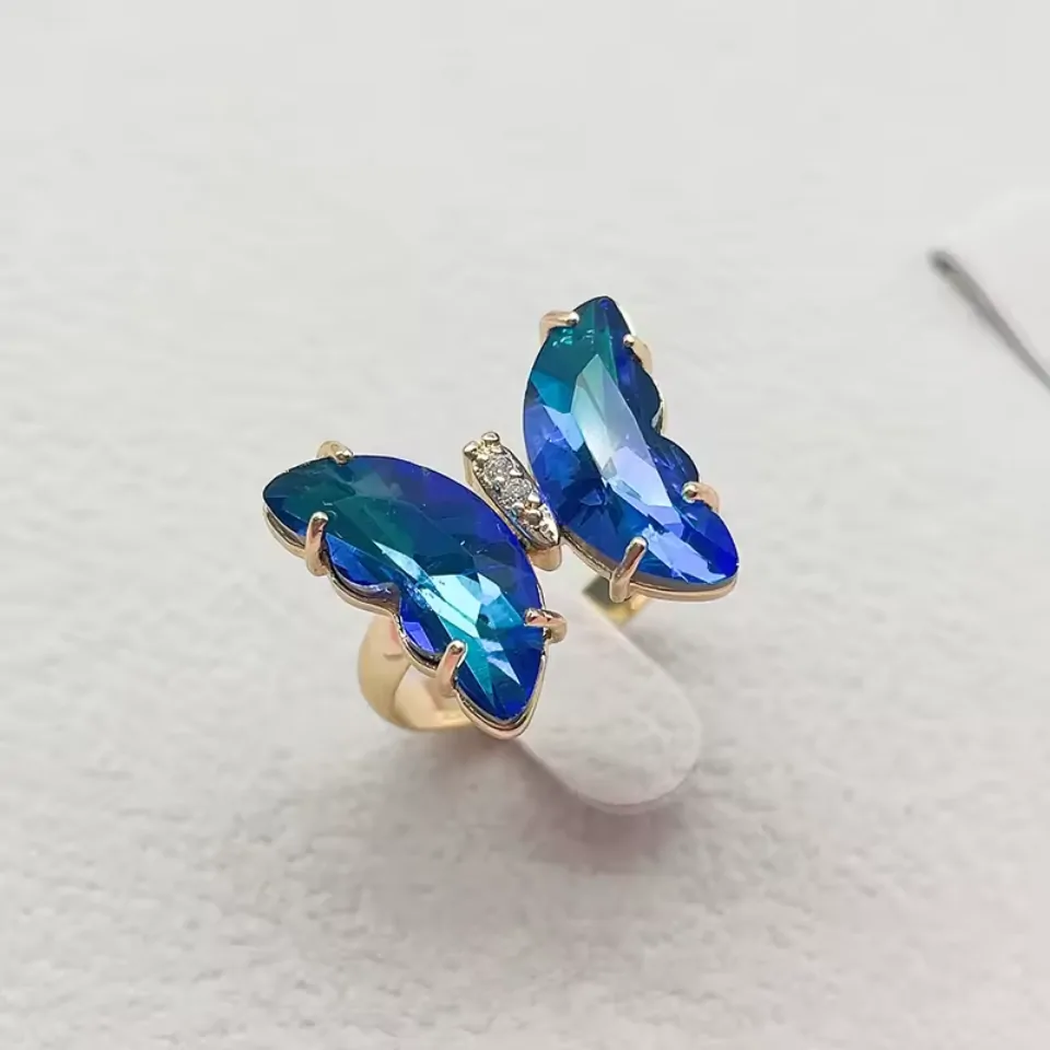 Bague papillon cristal bleu, ailes en verre facetté sur anneau doré