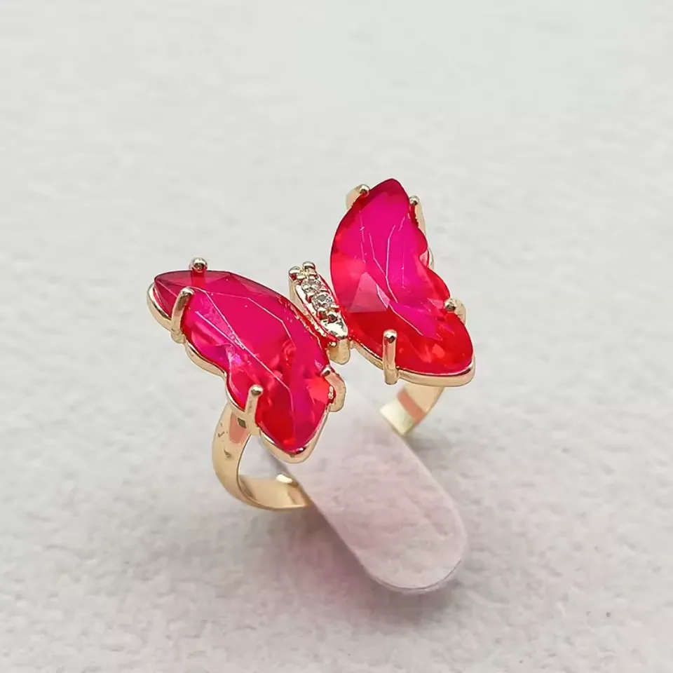 Bague papillon cristal fuchsia, ailes en verre facetté sur anneau doré
