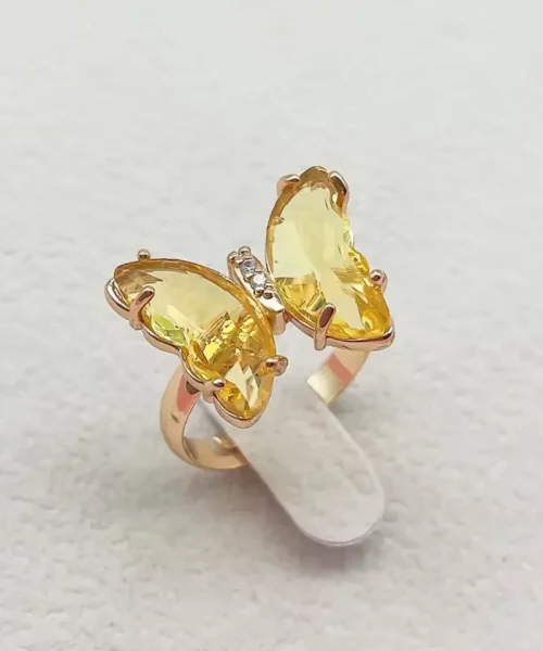 Bague papillon cristal jaune, ailes en verre facetté sur anneau doré