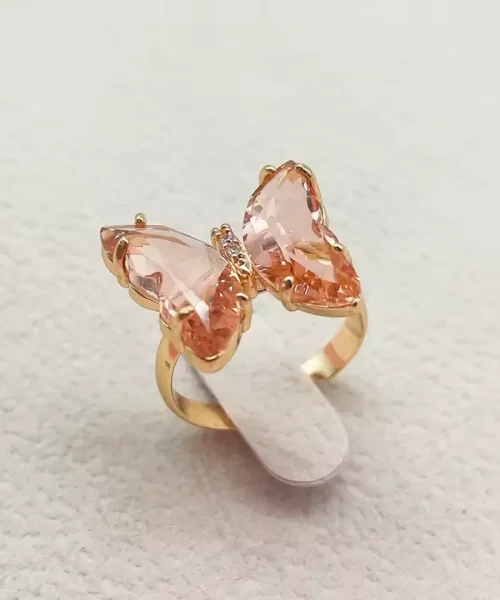 Bague papillon cristal pêche, ailes en verre facetté sur anneau doré