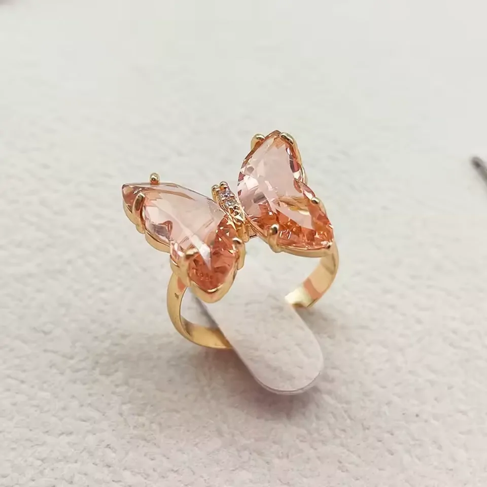Bague papillon cristal pêche, ailes en verre facetté sur anneau doré