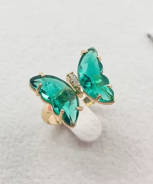 Bague papillon cristal vert, ailes en verre facetté sur anneau doré