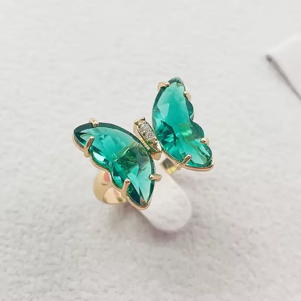 Bague papillon cristal vert, ailes en verre facetté sur anneau doré