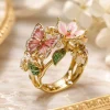 Bague papillon fleurie, papillon émaillé rose et fleurs sur anneau doré en branche