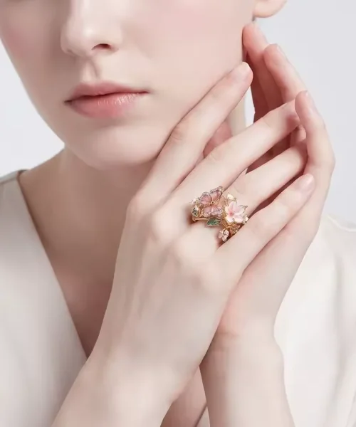 Bague papillon fleurie portée au doigt