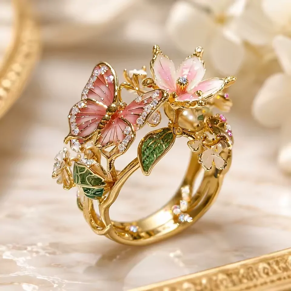 Bague papillon fleurie, papillon émaillé rose et fleurs sur anneau doré en branche