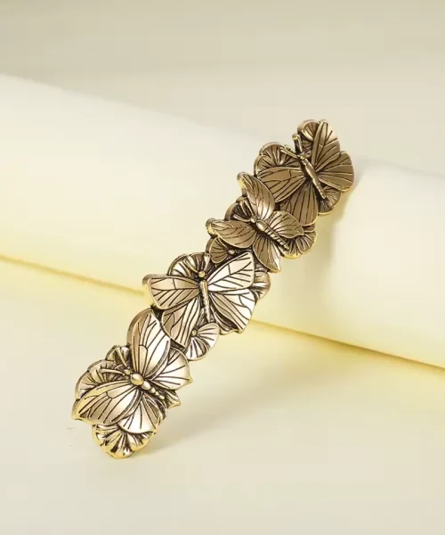 Barrette papillon vintage or antique, détail des nervures et de la patine vieillie