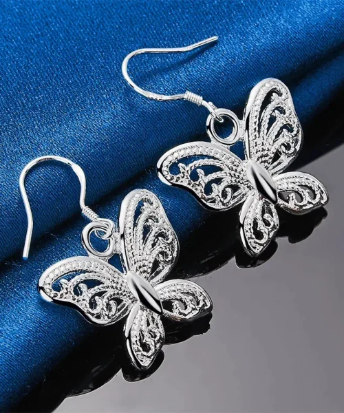 Boucles d'oreilles papillon ajourées en argent 925, détail du contour perlé