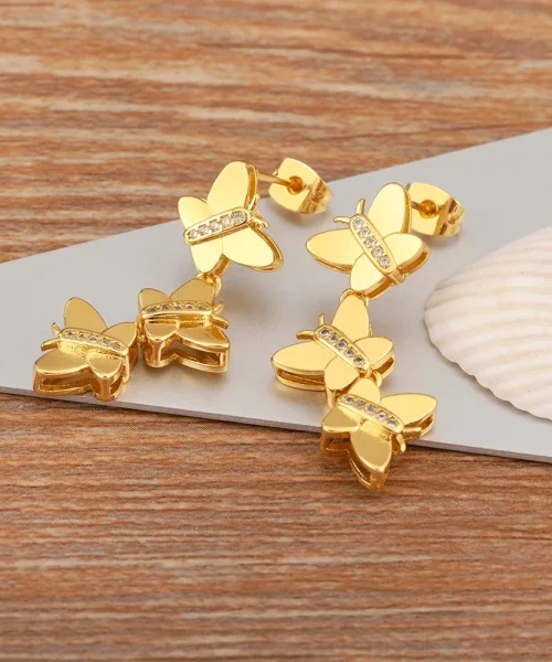 Boucles d'oreilles trois papillons, paire posée