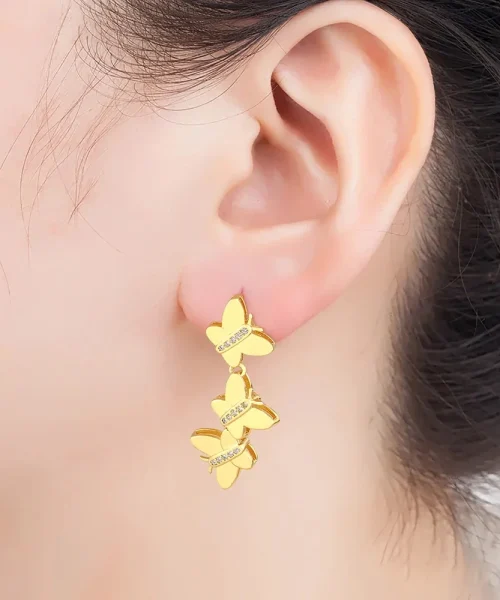 Boucles d'oreilles trois papillons portées à l'oreille