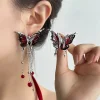 Boucles d oreilles papillon a pampilles rouge grenat, paire asymetrique avec chaines perlees