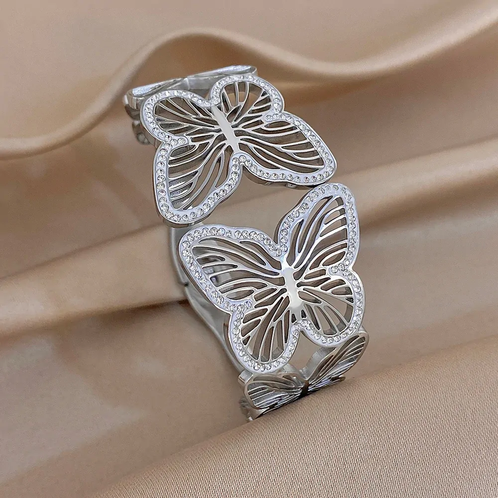 Bracelet papillon ajouré argenté, jonc large à papillons découpés et liseré de zircons