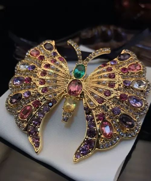 Broche papillon baroque, pierres roses et violettes, perles et strass sur monture dorée