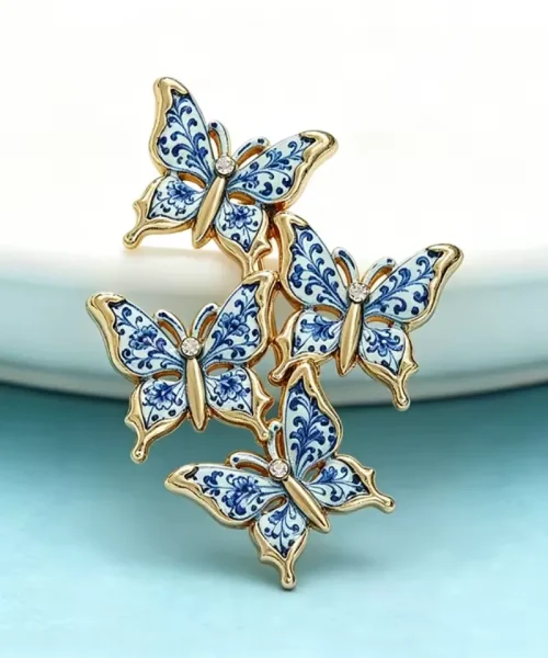 Broche papillon bleu et blanc, détail des motifs bleu cobalt et des strass
