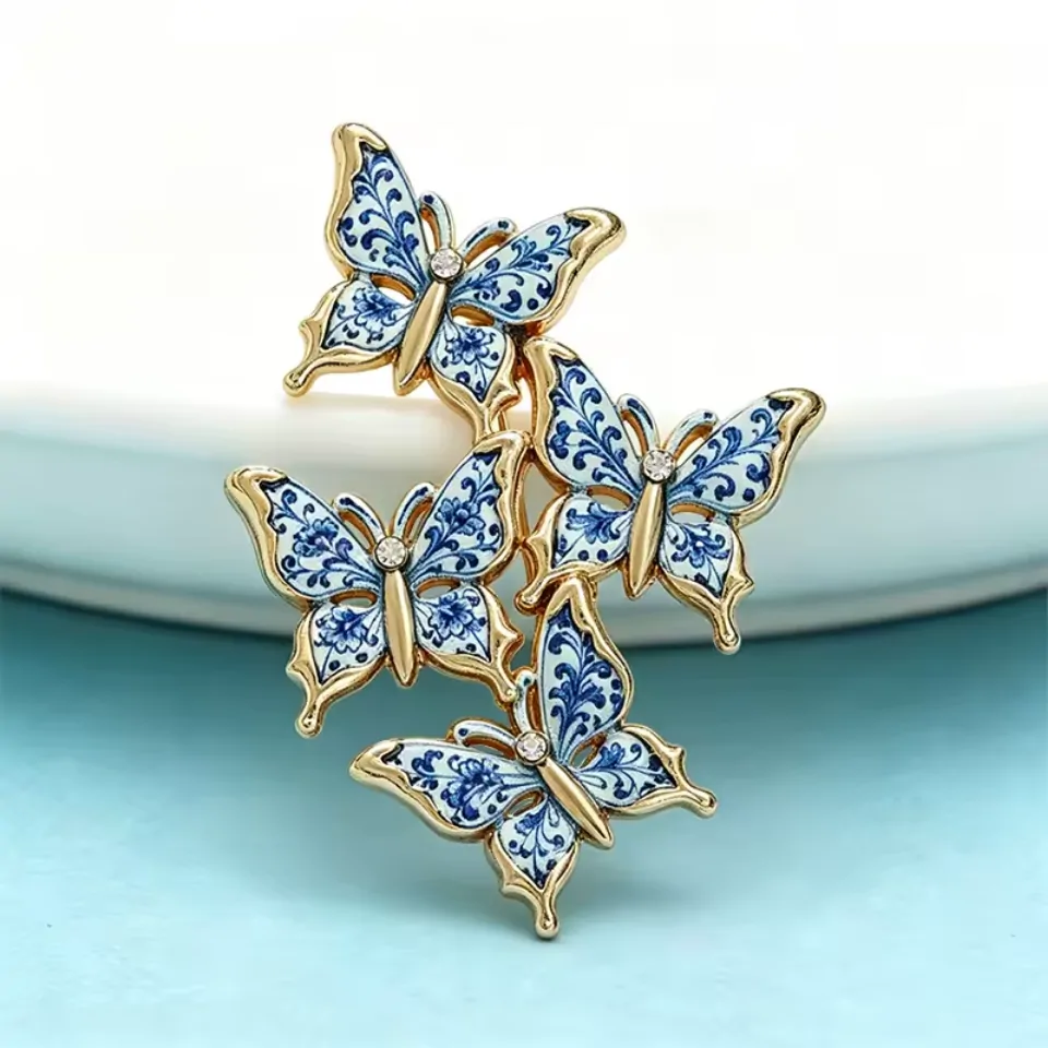 Broche papillon bleu et blanc, détail des motifs bleu cobalt et des strass