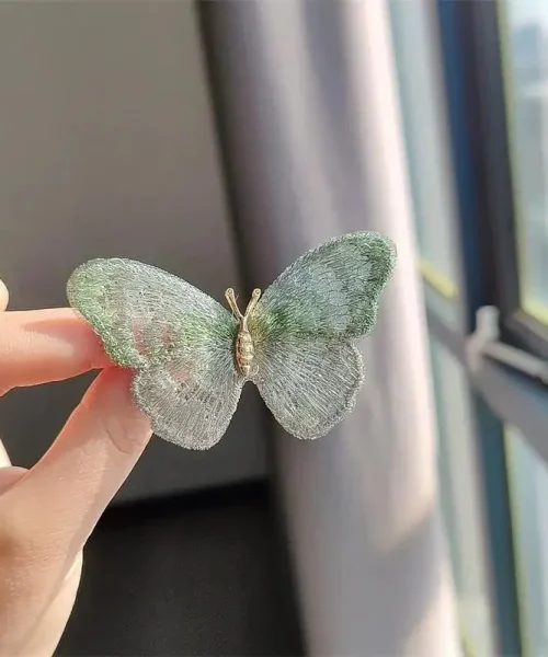 Broche Papillon Brodée vert, ailes brodées et corps doré