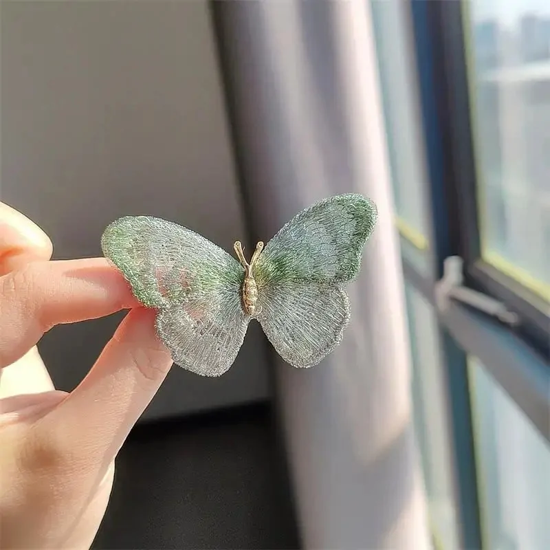 Broche Papillon Brodée vert, ailes brodées et corps doré