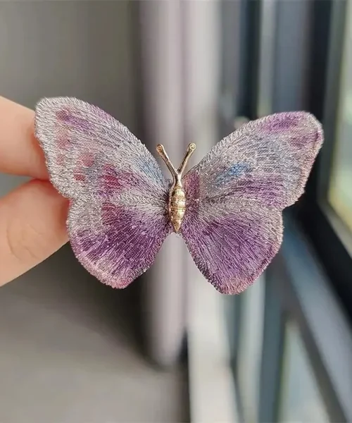Broche Papillon Brodée violet, ailes brodées et corps doré