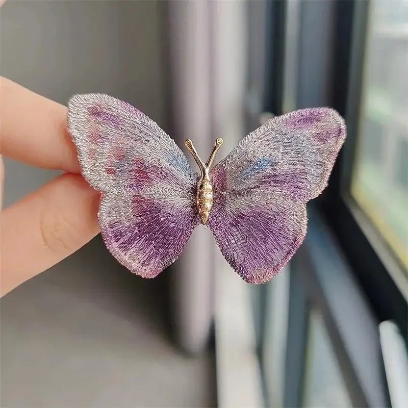 Broche Papillon Brodée violet, ailes brodées et corps doré