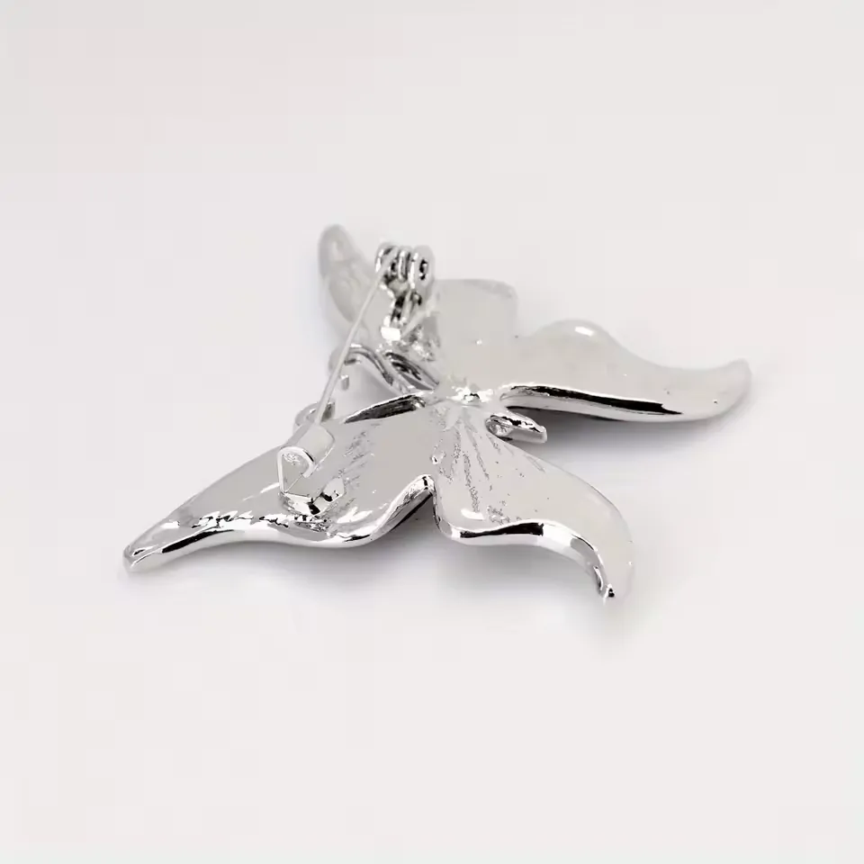 Broche papillon en coquillage vue de dos, épingle avec fermoir de sécurité