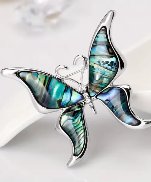 Broche papillon en coquillage, reflets bleus et verts des ailes