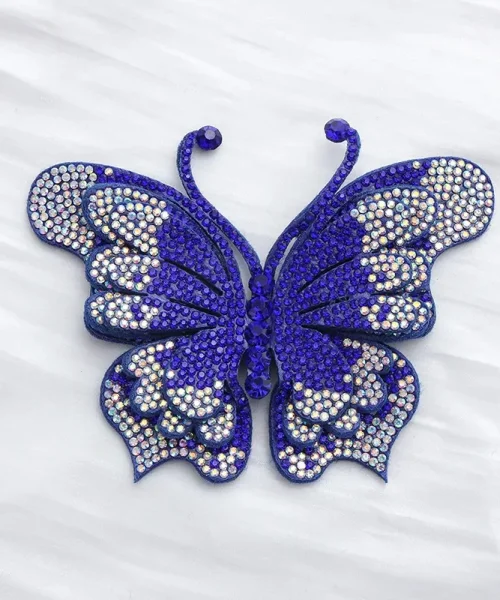 Broche papillon en relief bleu, ailes superposées couvertes de strass