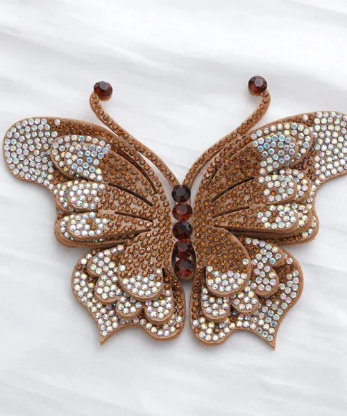 Broche papillon en relief marron, ailes superposées couvertes de strass