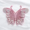 Broche papillon en relief rose, ailes superposées couvertes de strass