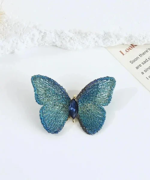 Broche Papillon Irisée bleu, ailes tissées irisées et cristal navette