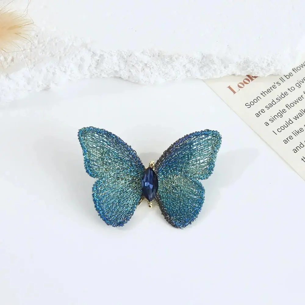 Broche Papillon Irisée bleu, ailes tissées irisées et cristal navette