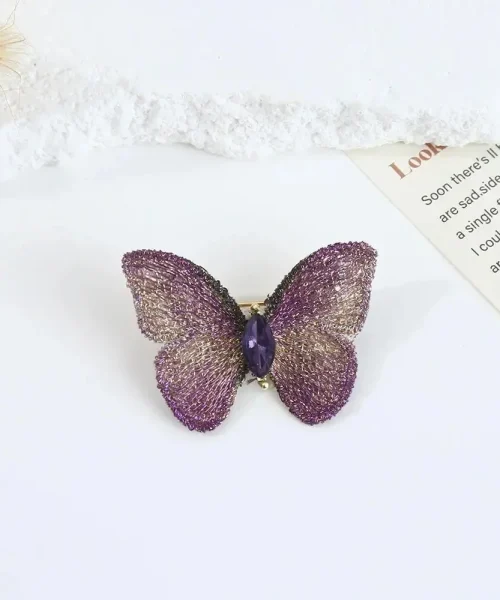 Broche Papillon Irisée violet, ailes tissées irisées et cristal navette