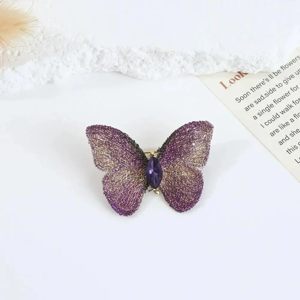 Broche Papillon Irisée violet, ailes tissées irisées et cristal navette