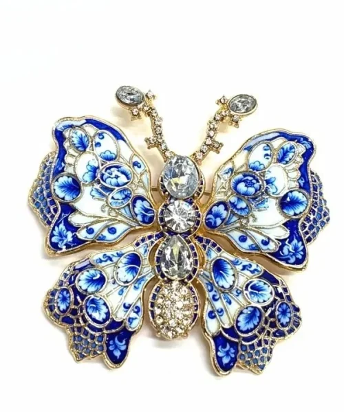 Broche papillon mosaïque bleu et blanc, émail irisé et gros cristaux sur monture dorée