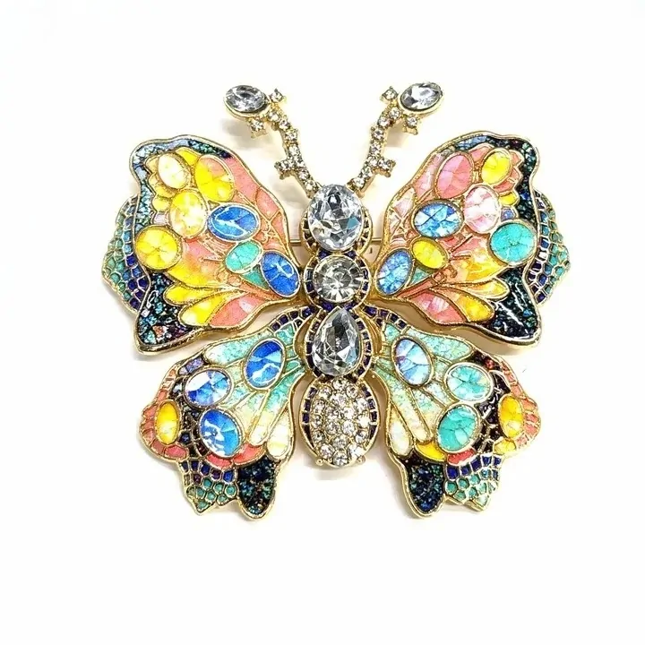 Broche papillon mosaïque multicolore, émail irisé et gros cristaux sur monture dorée