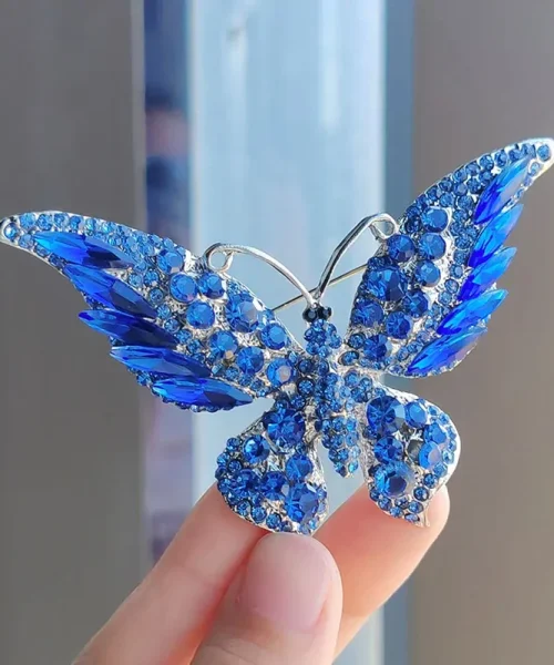 Broche papillon pour écharpe bleu, ailes pavées de strass et cristaux navette