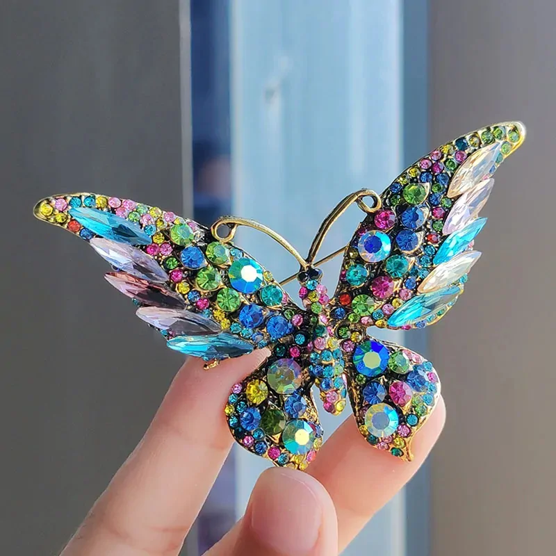 Broche papillon pour écharpe multicolore, ailes pavées de strass et cristaux navette