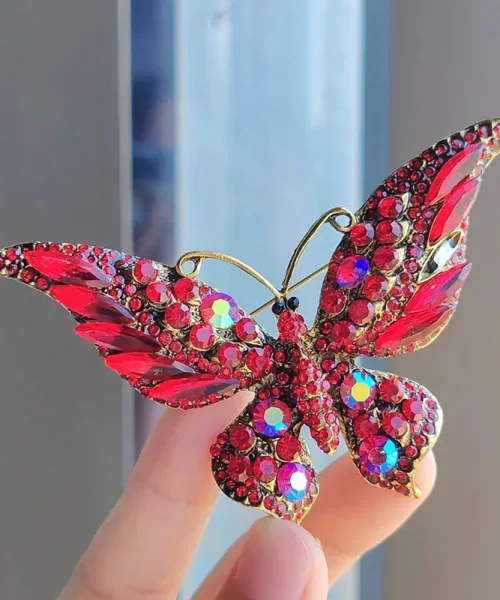 Broche papillon pour écharpe rouge, ailes pavées de strass et cristaux navette