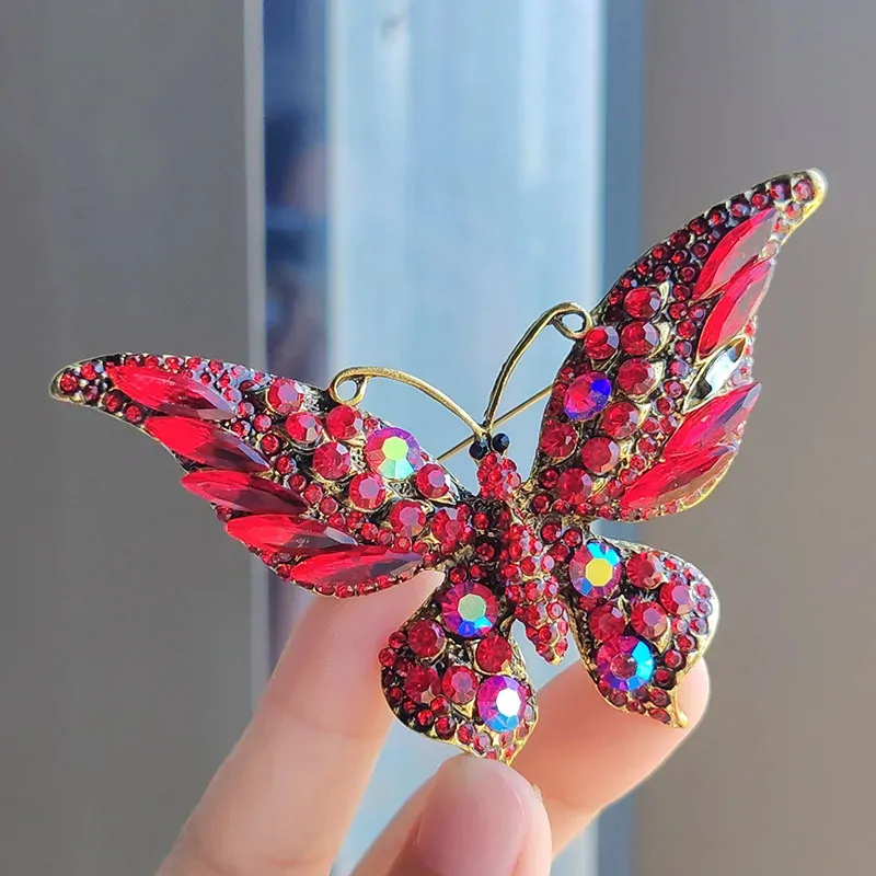 Broche papillon pour écharpe rouge, ailes pavées de strass et cristaux navette