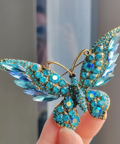 Broche papillon pour écharpe turquoise, ailes pavées de strass et cristaux navette